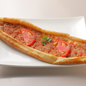 ボート型ラムミンチ肉野菜ピザ